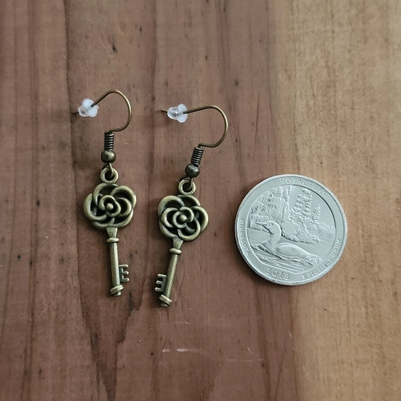 Vintage Key Earrings - Picture 1 of 1